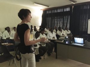 Frau Dr. Bopp bei einer Vorlesung an der University of Nairobi
